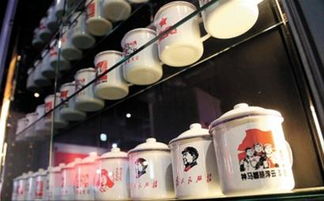男子在日本开东方红餐厅 店员穿红卫兵服装 图